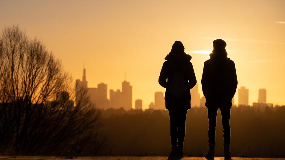 Die Lebenserwartung von Männern und Frauen gleicht sich an. (Symbolbild: dpa)