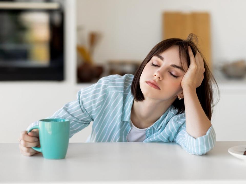 Müde trotz viel Schlaf? Viele Menschen greifen dann zu Koffein. (Bild: Prostock-studio/Shutterstock.com)
