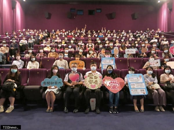教育局張局長帶領老師觀看電影用愛關懷每位學生。