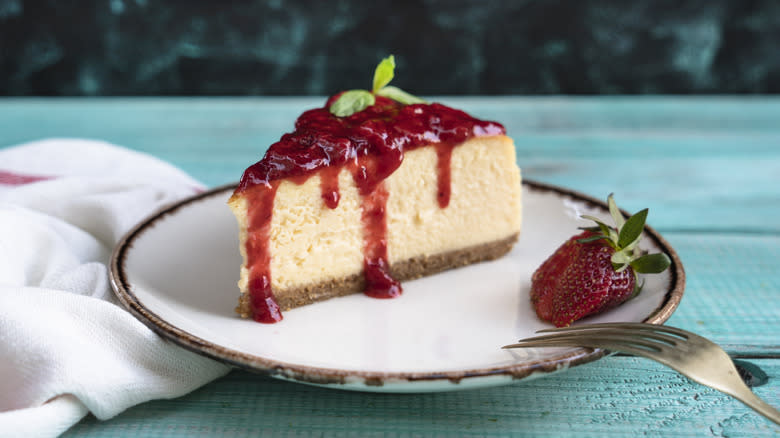 Cheesecake with berry topping