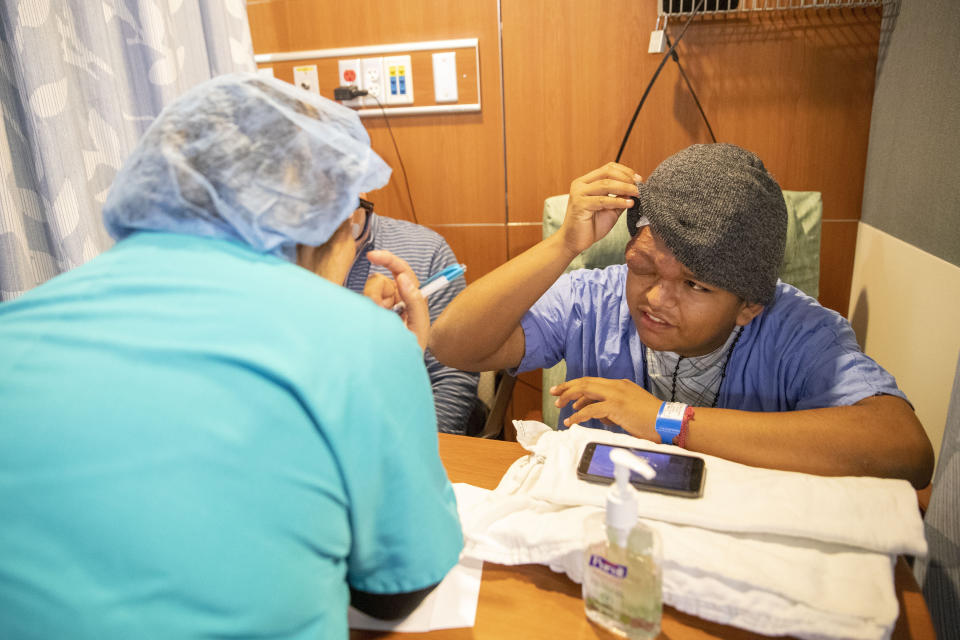 Omar Patzán, a la derecha, habla con la médico Evelyn Dier el 26 de febrero del 2020 en el hospital Mount Sinai de Nueva York. (AP Photo/Mary Altaffer)