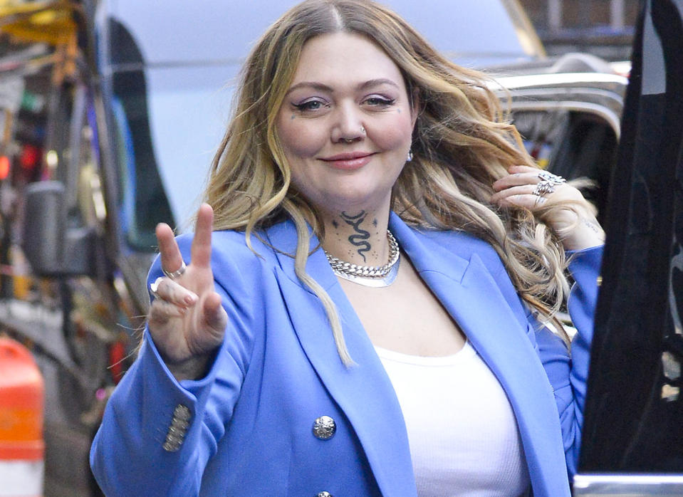 <p>Elle King flashes a peace sign on her way out of <i>Good Morning America</i> in New York on Jan. 27.</p>