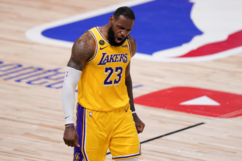 LeBron James, de los Lakers de Los Ángeles, festeja durante el cuarto partido de la final de la NBA ante el Heat de Miami, el martes 6 de octubre de 2020, en Lake Buena Vista, Florida (AP foto/Mark J. Terrill)