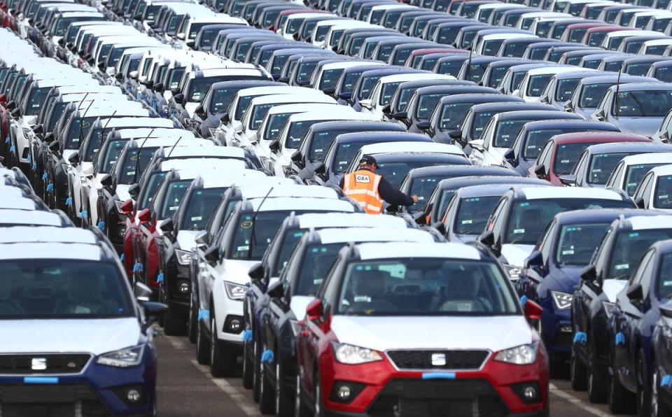 Los autos nuevos se sientan en un muelle en Sheerness, Kent (PA)