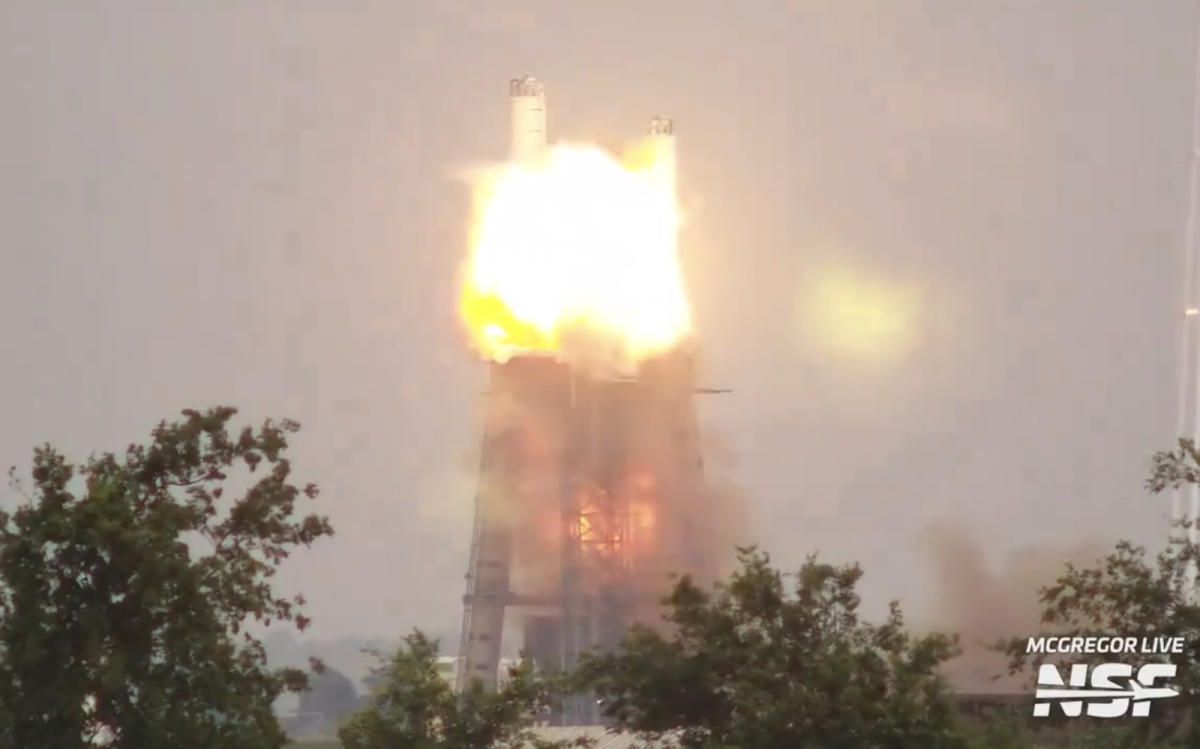 Le test du moteur SpaceX Raptor se termine par une explosion enflammée