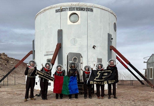 A group shot of Crew 272 at the MDRS facility.