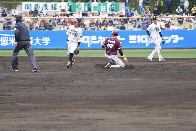 宮崎交流賽對軟銀鷹  桃猿陳晨威盜壘成功 中華職棒樂天桃猿隊24日在日本宮崎與日本職棒軟銀 鷹隊打交流賽，桃猿快腿陳晨威（紅衣者）從「甲斐 加農砲」甲斐拓也手中跑出盜壘成功，賽後受訪笑 說：「畢竟對方是日本國家隊主戰捕手，至少會給自 己一點信心。」 （樂天桃猿隊提供） 中央社記者楊啟芳傳真  113年2月24日 