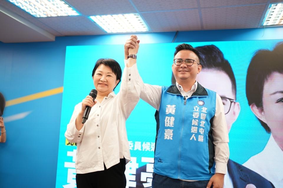 台中市長盧秀燕為黃健豪站台時，批評民進黨立委都在睡覺。 圖：黃健豪競總/提供（資料照片）