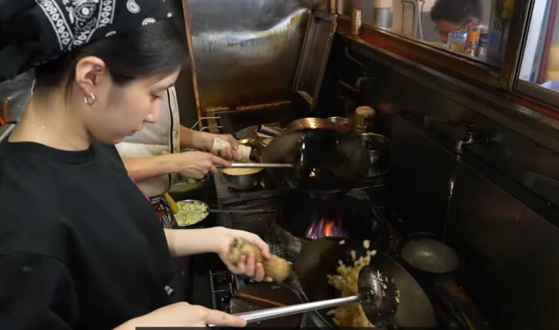 許銘傑的女兒炒飯給客人吃。（圖／翻攝自 SugoUma Japan YT）