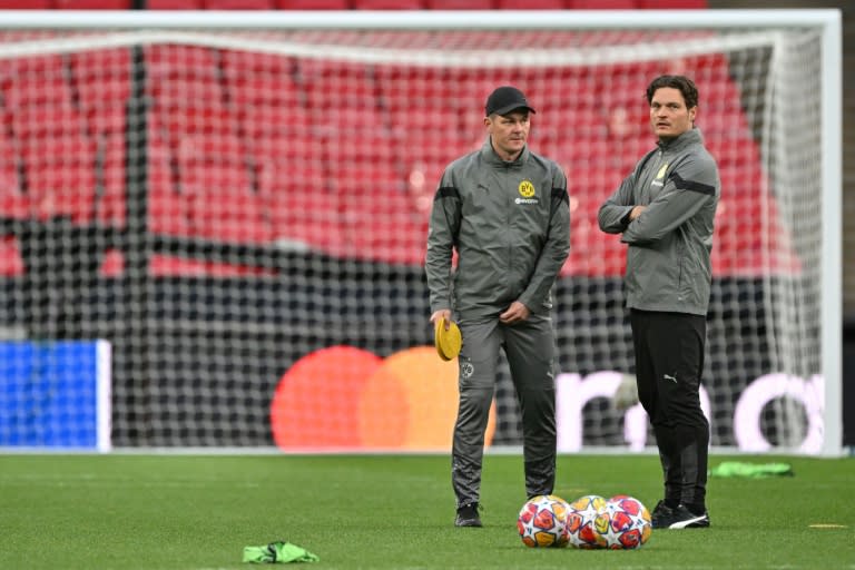 Edin Terzic (derecha) dirige el entrenamiento del Borussia Dortmund en la víspera de la final de la Liga de Campeones. En Londres, el 31 de mayo de 2024 (Glyn KIRK)