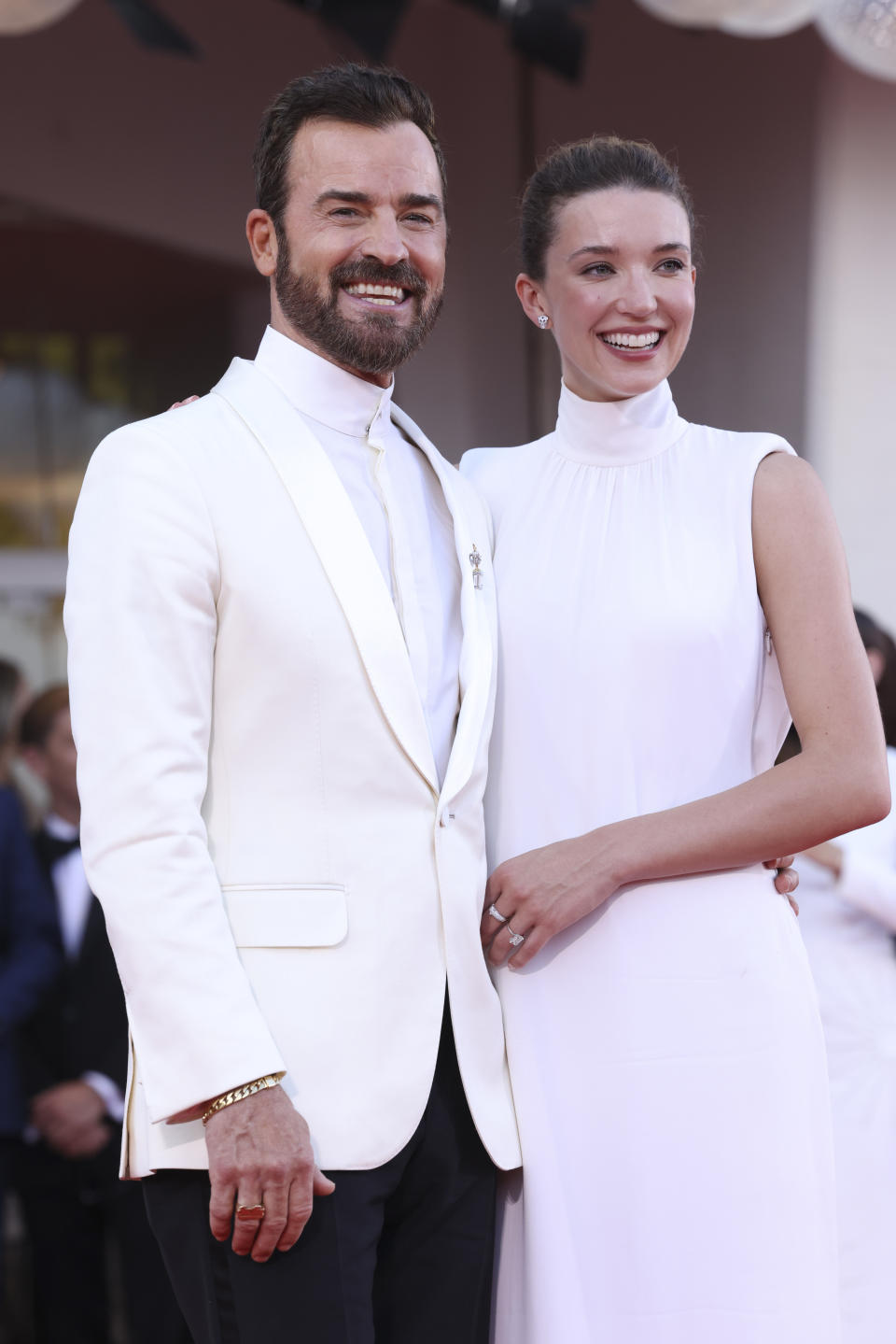 Justin Theroux and Nicole Brydon Bloom smile on the red carpet.