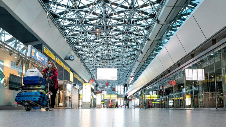 Früher herrschte hier Hochbetrieb: Blick in die leere Haupthalle des Flughafen Tegel. Foto: dpa