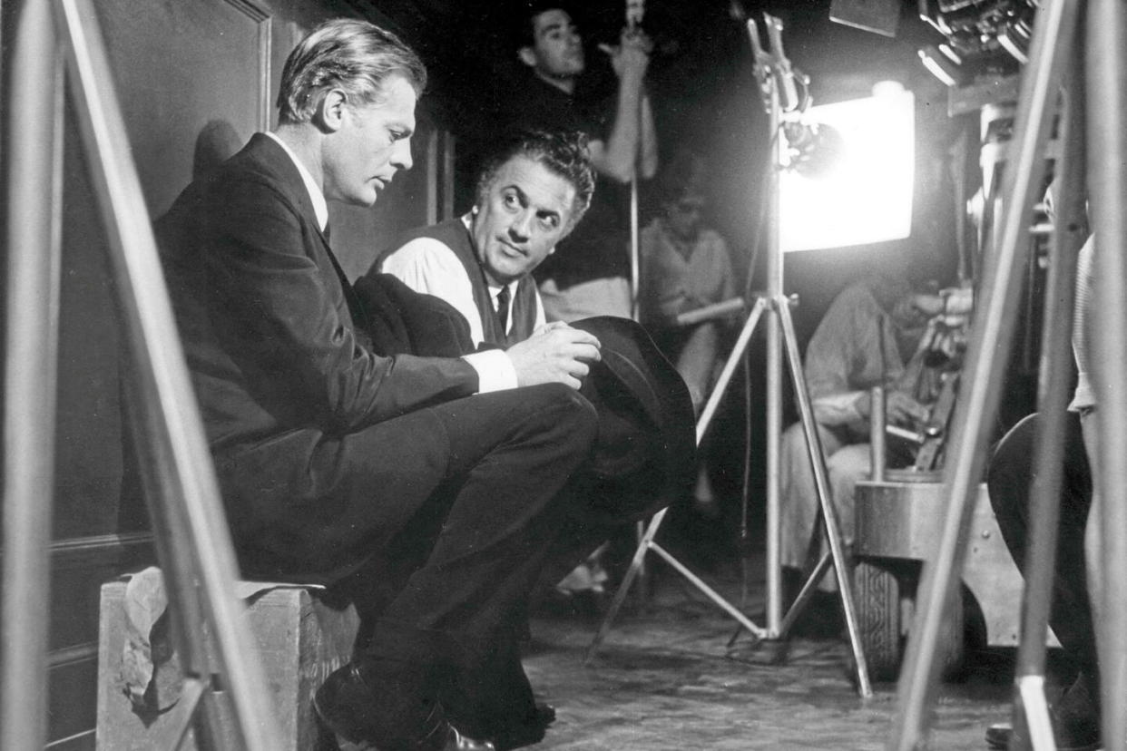 Le réalisateur italien Federico Fellini (à droite) et le comédien Marcello Mastroianni sur le tournage de Huit et demi, en 1963.  - Credit:Archives du 7e Art/Photo12 via AFP