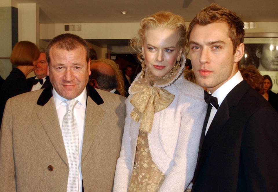 Ray Winstone con sus compañeros de 'Regreso a Cold Mountain', Nicole Kidman y Jude Law en el estreno londinense del filme. (Foto de John Stillwell - PA Images/PA Images via Getty Images)