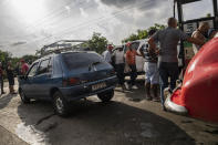 Conductores esperan su turno para repostar sus vehículos en una gasolinera en La Habana, Cuba, el jueves 14 de julio de 2022. (AP Foto/Ramon Espinosa)