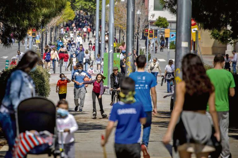 Recreo. MADRID (AP).- Por primera vez en 42 días, España permitió ayer a los chicos jugar una hora al aire libre como parte de las iniciativas en varios países europeos para reducir sus confinamientos ante la pandemia. Bicicletas, pelotas y carritos de bebé poblaron calles y plazas del país, un movi