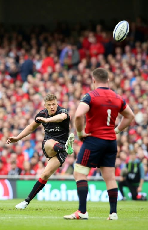 Saracens' English fly-half Owen Farrell (L) puts three points on the board as Munster's Irish prop Dave Kilcoyne watches during their rugby union Champions Cup semi-final match in Dublin on April 22, 2017