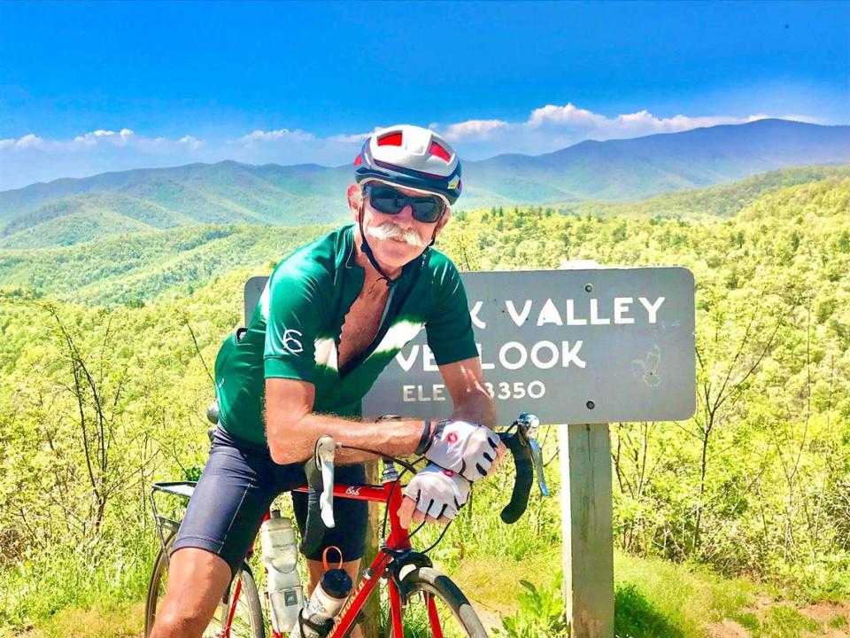 Murry Sill practicando ciclismo en Asheville, Carolina del Norte, en el mirador de Bad Fork Valley. Sill y su esposa, Ricky, tenían una segunda residencia en Asheville.