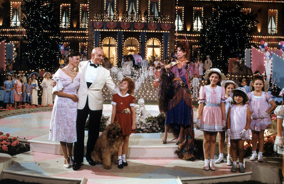 Albert Finney, Aileen Quinn, Carol Burnett and others on stage in scene from the film 'Annie', 1982. (Photo by Columbia Pictures/Getty Images)