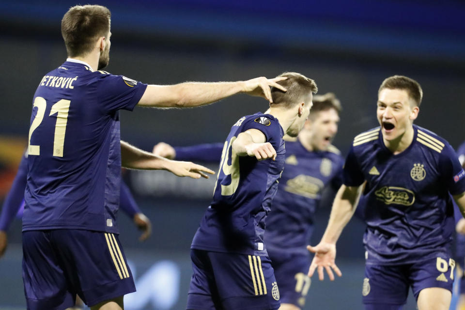 Mislav Orsic (centro) celebra con sus compañeros tras anotar el segundo gol de Dínamo de Zagreb en el partido por los octavos de final de la Liga Europa, el jueves 18 de marzo de 2021, en Zagreb. (AP Foto/Darko Bandic)