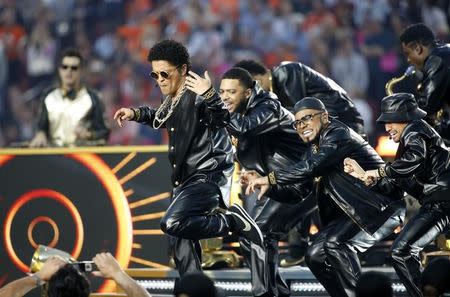 Bruno Mars (L) performs during half-time at the NFL's Super Bowl 50 football game between the Carolina Panthers and the Denver Broncos in Santa Clara, California February 7, 2016. REUTERS/Stephen Lam