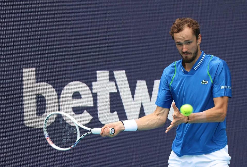 El ruso Daniil Medvedev necesitó una hora y 29 minutos para triunfar 6-3 y 7-5 ante el estadounidense Christopher Eubanks, en el partido celebrado el 30 de marzo de 2023 en el Hard Rock Stadium de Miami Gardens, Florida.