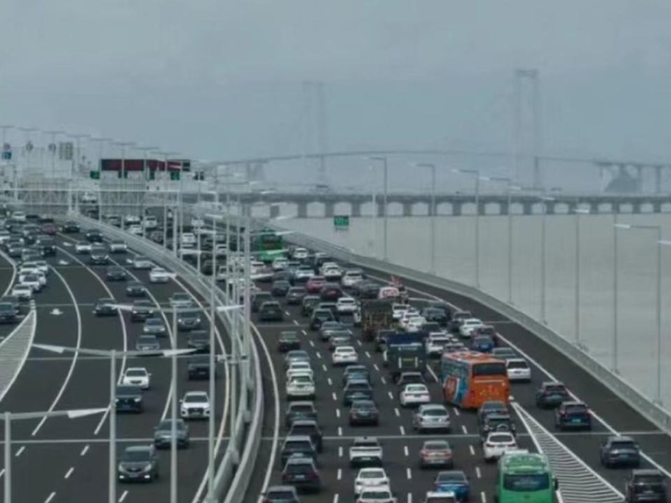 大陸廣東連接深圳與中山的「深中通道」6月30日通車，爆出大量車流。