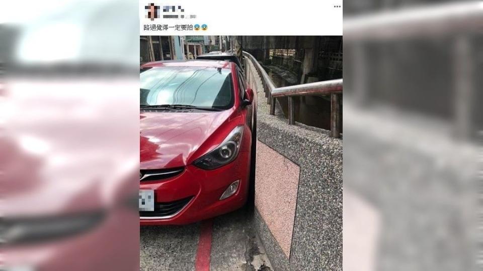 有網友目擊一輛轎車停車技術高超，但仔細一看不但逆向還違停在紅線上。（圖／翻攝自爆廢公社公開版）