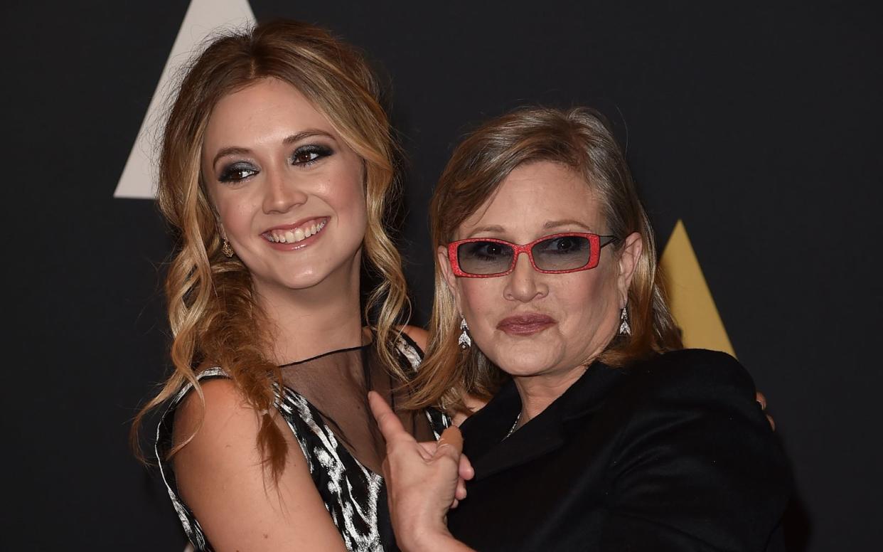 Sechs Jahre nach dem Tod von Carrie Fisher (rechts) hat ihre Tochter Billie Lourd mit einem bewegenden Instagram-Post an ihre verstorbene Mutter erinnert. (Bild: Getty Images / Kevin Winter)