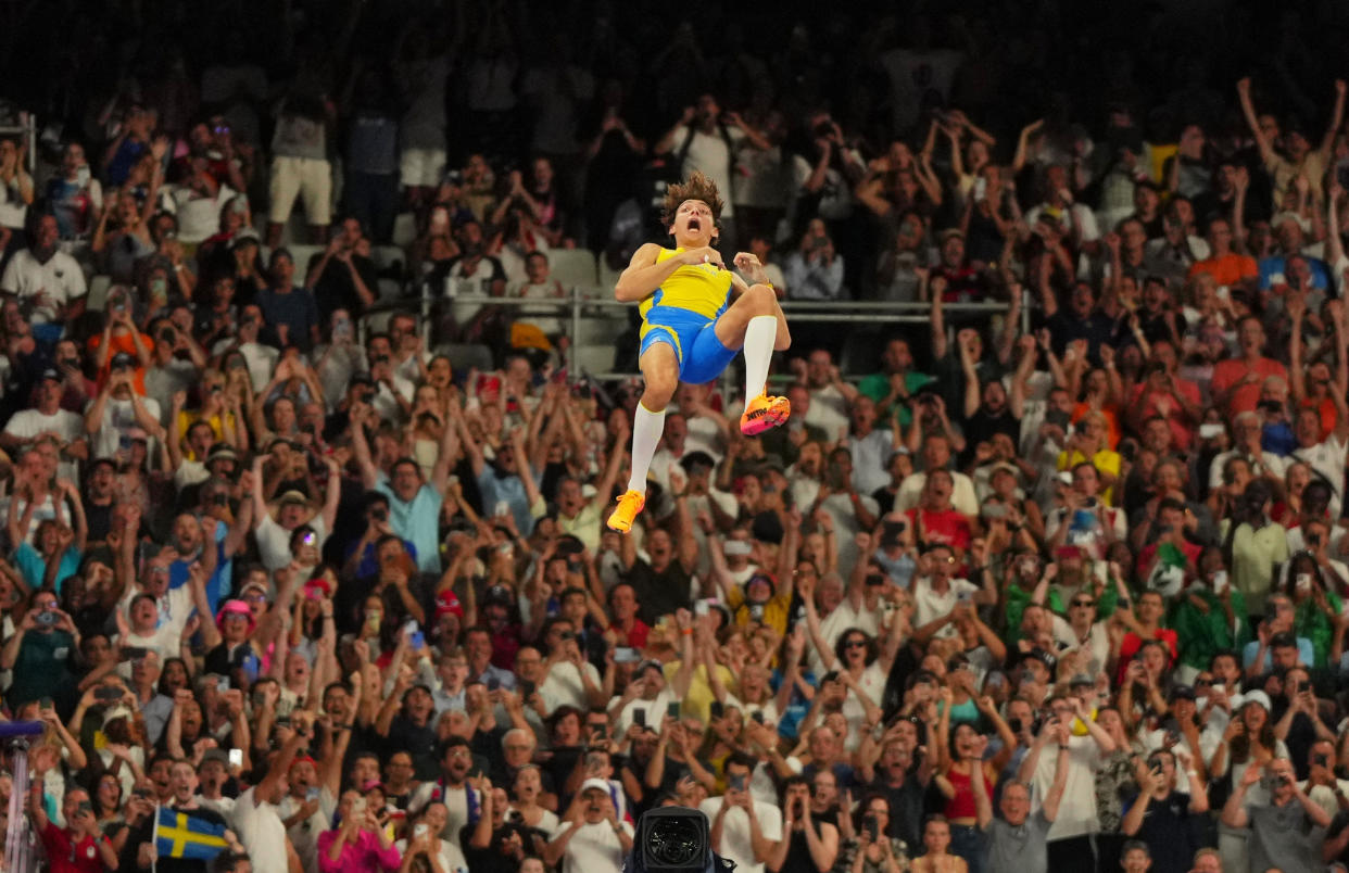 Paris 2024 Olympics - Athletics - Men's Pole Vault Final - Stade de France, Saint-Denis, France - August 05, 2024. Gold medallist Armand Duplantis of Sweden in action as he vaults a new world record of 6.25 metres. REUTERS/Aleksandra Szmigiel