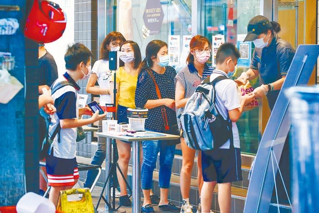 振興五倍券即將上路。圖為民眾在速食店前等候餐點。（資料照/鄧博仁攝）