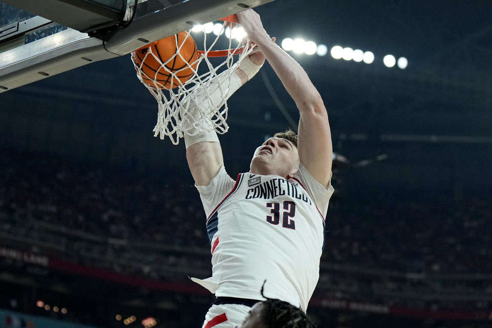 Środkowy UConn Donovan Klingen (32) wykonuje wsady przeciwko Alabamie w pierwszej połowie meczu Final Four koszykówki uczelni NCAA, sobota, 6 kwietnia 2024 r. w Glendale w Arizonie.  (AP Photo/Brynn Anderson)