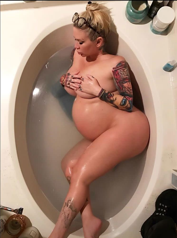 Jenna Jameson posed nude in her bathtub before giving birth to daughter Batel