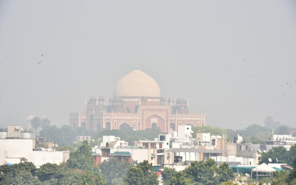 Smog and foggy weather near Humayuns Tomb, Delhi - Hindustan Times