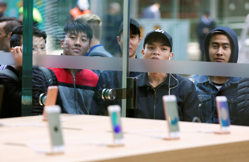 Customers waiting in line look into Australia's flagship Apple store at a row of iPhone 7 on display in Sydney, September 16, 2016 as the iPhone 7 goes on sale for the first time. REUTERS/Jason Reed