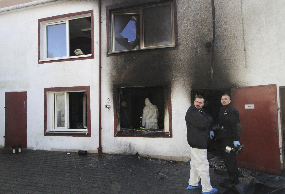 Expertos forenses examinan el lugar donde murieron las adolescentes en la población Koszalin a causa de un incendio generado en una calefacción. El lugar no contaba con las medidas de seguridad necesarias para este tipo de actividad. (AP Photo)