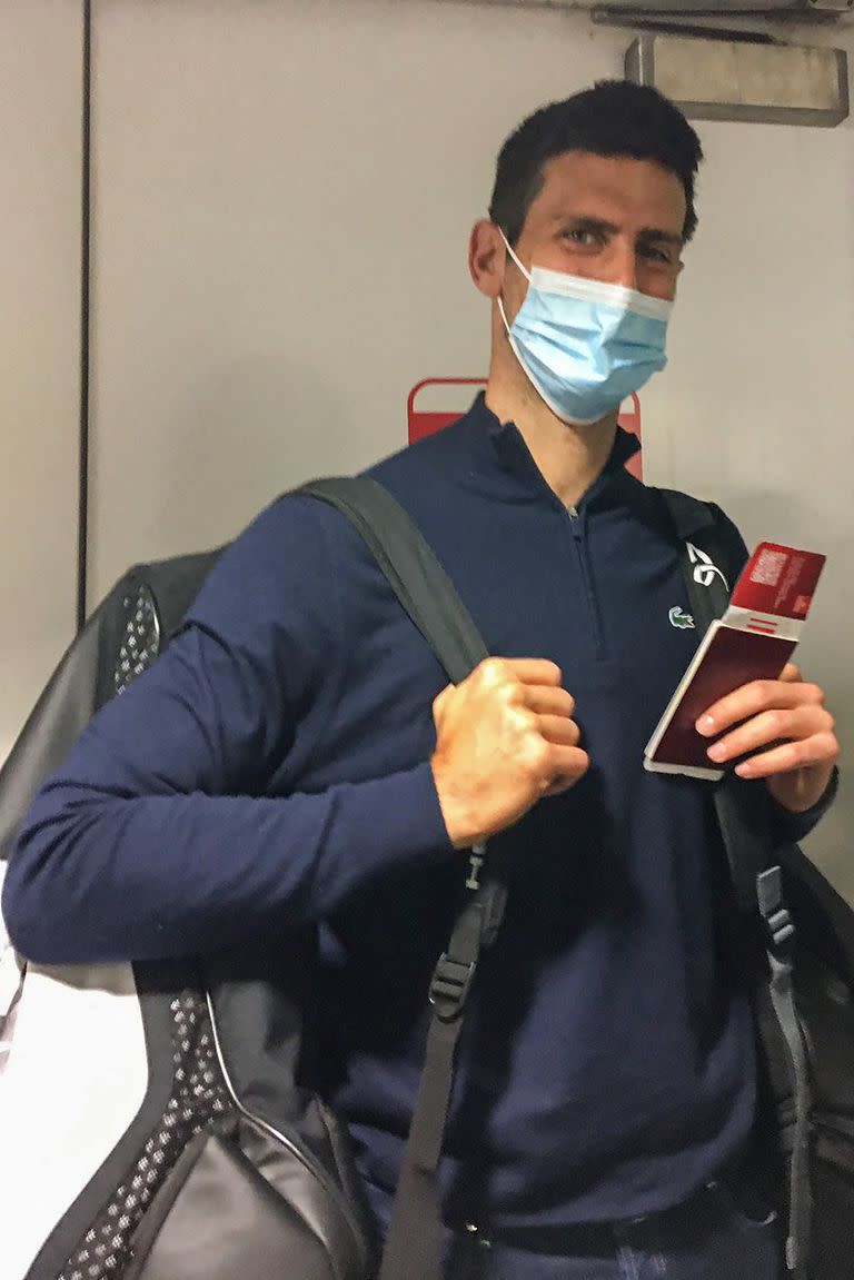 Djokovic sonríe en el desembarco en la escala de Dubái, camino a Serbia, tras ser expulsado de Australia.