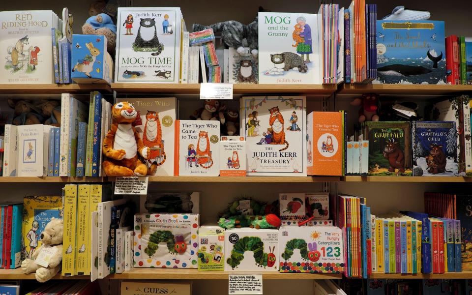 2AFCB9X Judith Kerr Mog & Tiger Who Came to Tea and Hungry Caterpillar book display on book shelves in a bookstore in London England UK KATHY DEWITT - Kathy deWitt / Alamy Stock Photo 