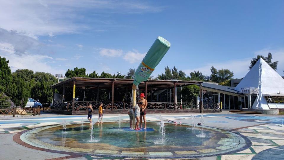 巨型海洋鹼性離子水噴水池，在炎夏時，成為民眾消暑、戲水的最佳場所。