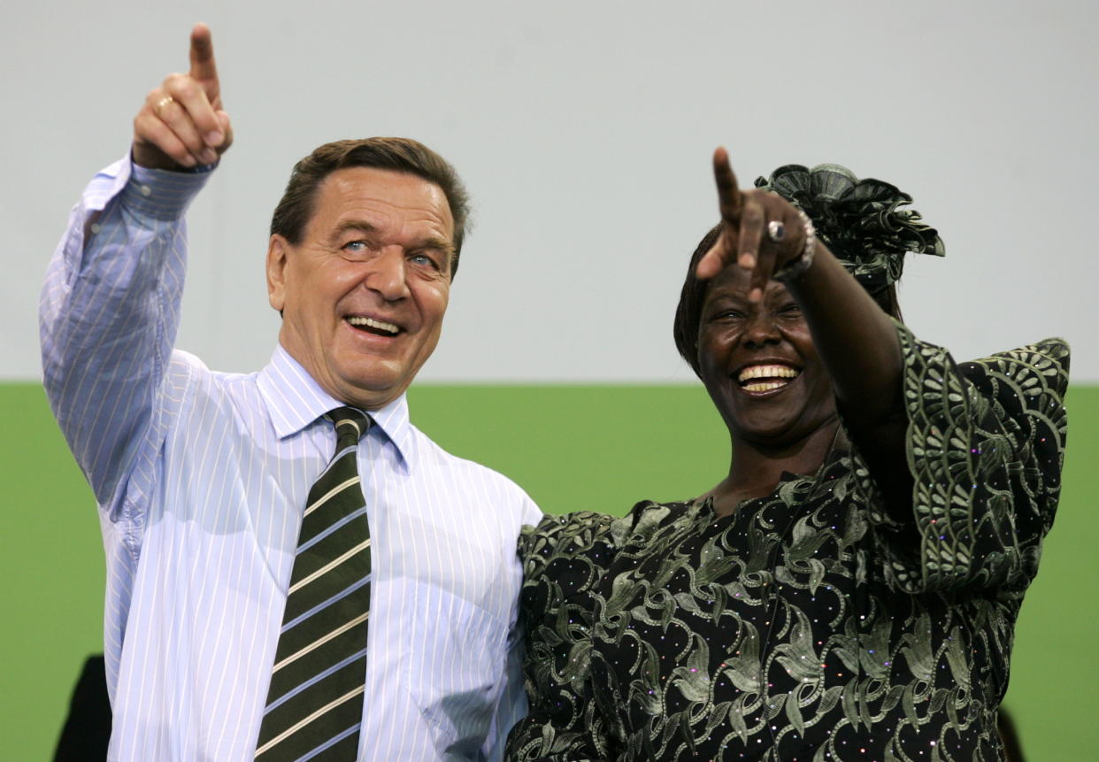 Den damaligen Bundeskanzler Gerhard Schröder lernte die Friedensnobelpreisträgerin auf dem Kirchentag 2005 kennen. Die beiden waren sofort ein Herz und eine Seele. (Bild: ddp)