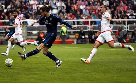 Football Soccer - Spanish Liga BBVA - Rayo Vallecano v Real Madrid - Vallecas stadium, Madrid, Spain - 23/04/16 Real Madrid's Gareth Bale (L) scores a goal. REUTERS/Sergio Perez