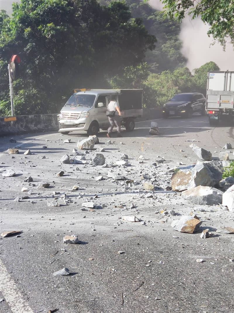 台灣上午地震，花蓮驚傳山崩，山上道路多輛車遭落石擊中。（圖／翻攝畫面）