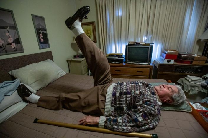 Steve Hideg, 91, does physical therapy at home in Los Angeles.Times)