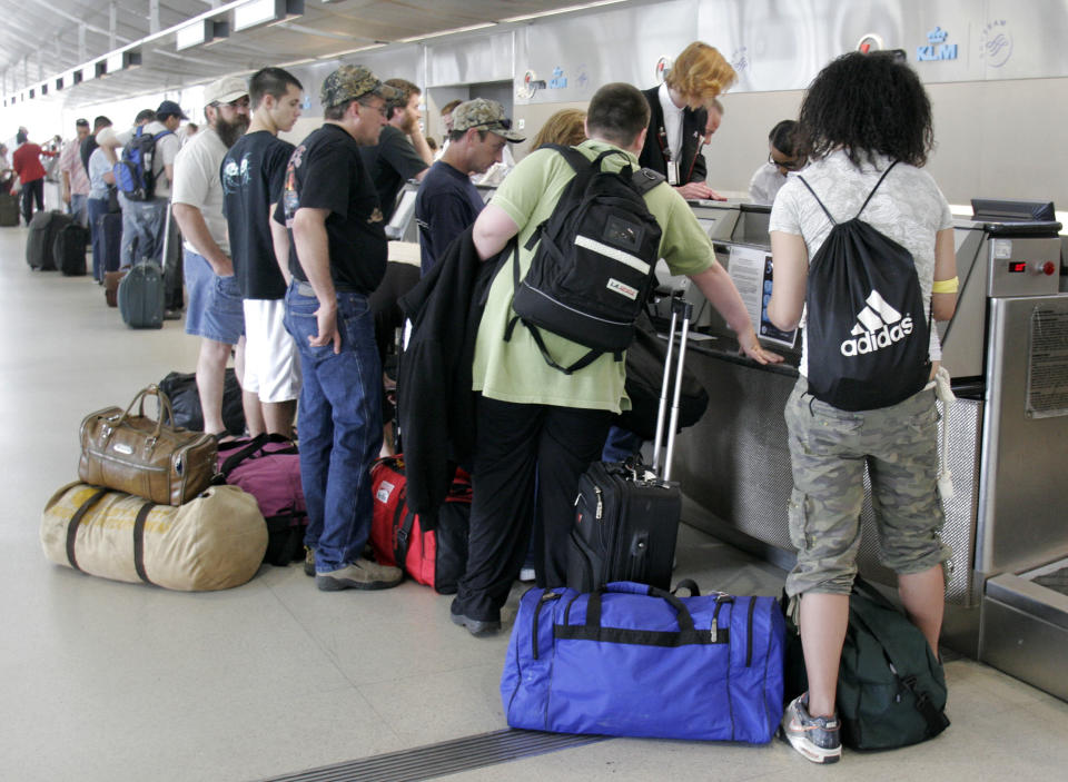 Northwest airlines passengers check in at Detroit Metropolitan Airport May 31, 2007 in Romulus, Michigan.&nbsp;