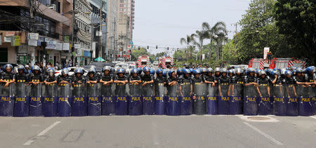 Anti-riot police officers form a phalanx to block people, who are demonstrating against U.S., Japan, China and the Association of Southeast Asian Nations (ASEAN), from passing, ahead of the ASEAN summit in Manila, Philippines April 28, 2017. REUTERS/Erik De Castro