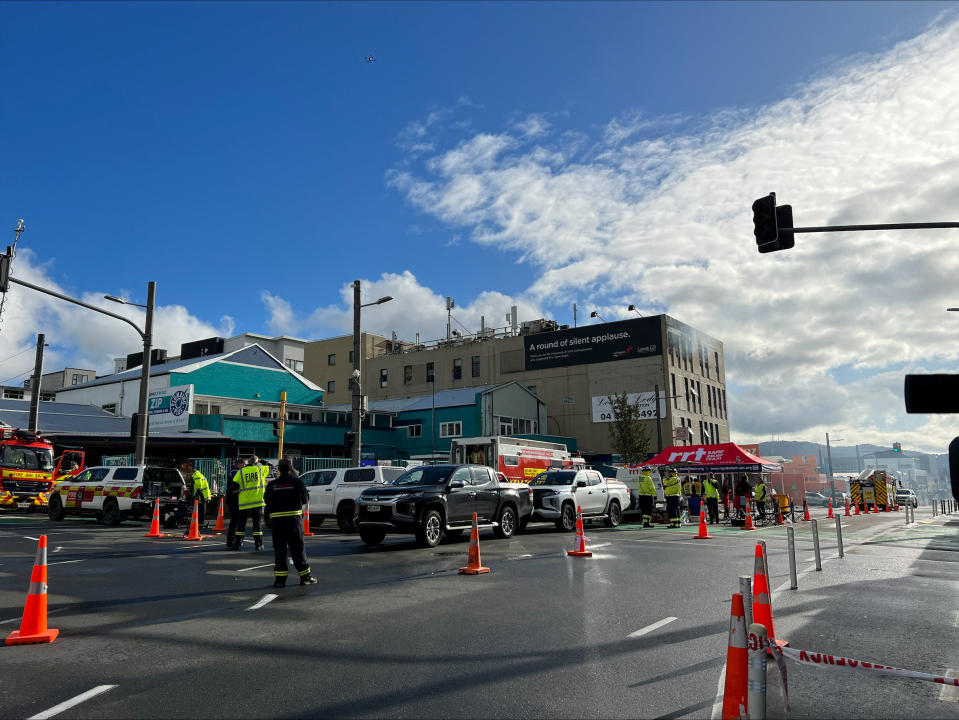 紐西蘭首都威靈頓市中心16日凌晨一棟4層樓的旅館發生火災。（路透社）