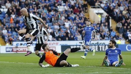 Britain Football Soccer - Sheffield Wednesday v Newcastle United - Sky Bet Championship - Hillsborough - 8/4/17 Jonjo Shelvey of Newcastle United scores his teams first goal Mandatory Credit: Action Images / John Clifton Livepic