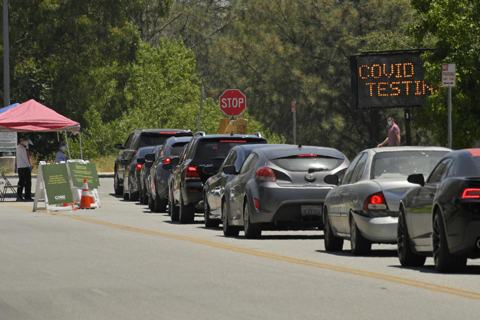 ARCHIVO - Autos hacen fila para la prueba del coronavirus en el Hansen Dam Recreation Center, Los Ángeles, 7 de julio de 2020. (AP Foto/Mark J. Terrill, File)