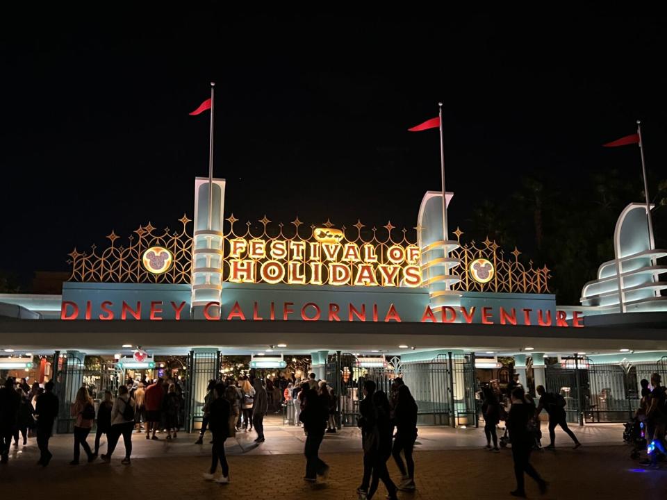 Vista de la entrada del parque Disney California Adventure.