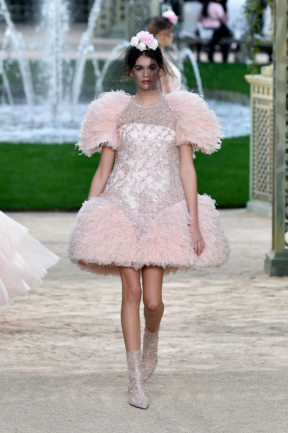 <p>Kaia Gerber feierte ihr Couture-Debüt in einem pinken Kleid mit Federn und Kristallen von der Chanel Frühjahr/Sommer 18 Haute Couture Modenschau. (Bild: Getty Images) </p>